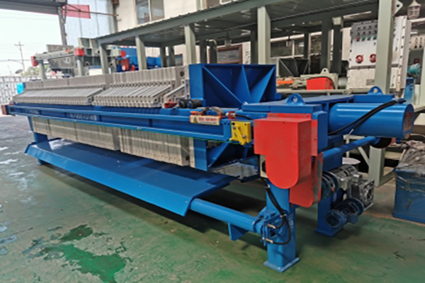 Hydraulic automatic pressure maintaining filter press