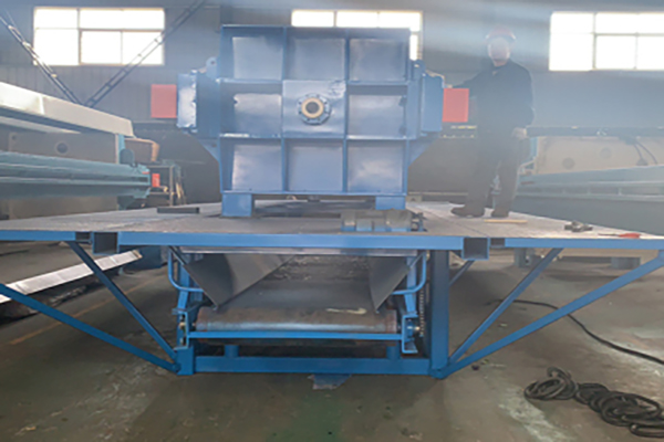 Pressure filter equipped with operation platform