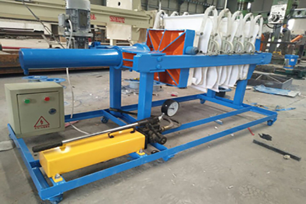 Filter press equipped with flexural rapping